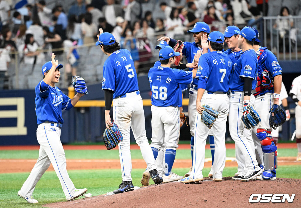 프로야구 삼성 라이온즈가 치열한 연장 혈투에서 승리하며 4연승을 질주했다. 삼성은 29일 서울 고척스카이돔에서 열린 ‘2024 신한은행 SOL Bank KBO리그’ 키움 히어로즈와의 경기에서 1-0으로 승리했다. 연장 11회까지 가는 혈투 끝에 승리를 거두며 키움과의 주중 3연전을 쓸어담고 4연승에 성공했다. 선두 KIA와의 격차는 4.5게임차로 좁혔다. 오는 31일부터는 KIA와 홈 2연전을 치른다.경기 종료 후 삼성 선수들이 승리의 기쁨을 나누고 있다. 2024.08.29 /sunday@osen.co.kr