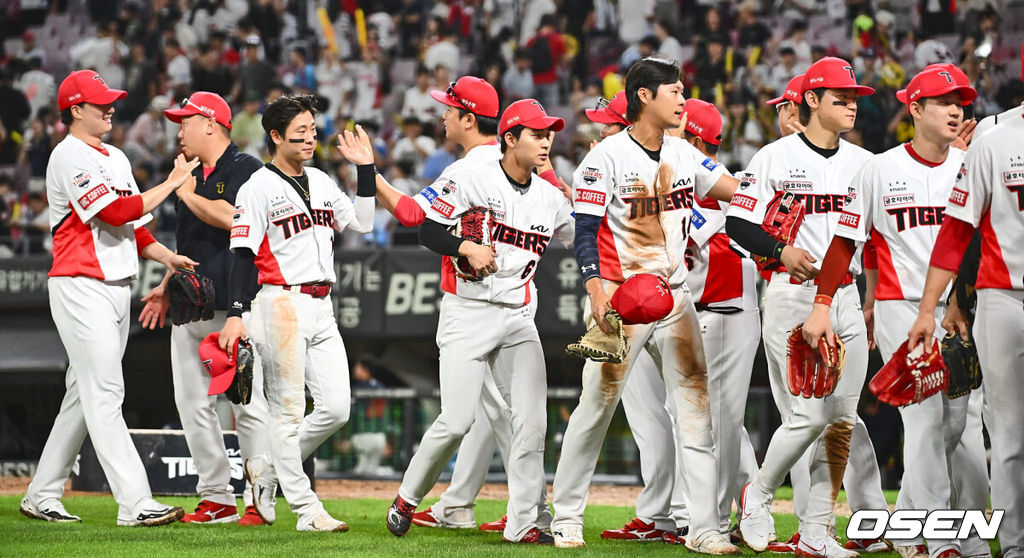 21일 광주-기아 챔피언스필드에서 2024 신한 SOL 뱅크 KBO 리그 KIA 타이거즈와 롯데 자이언츠의 경기가 열렸다. 홈팀 KIA는 양현종이 선발 출전하고 방문팀 롯데는 박세웅이 선발 출전했다.KIA 타이거즈 선수들이 롯데 자이언츠에 6-5로 짜릿한 5연승을 올리고 하이파이브를 하고 있다. 2024.08.21 / foto0307@osen.co.kr