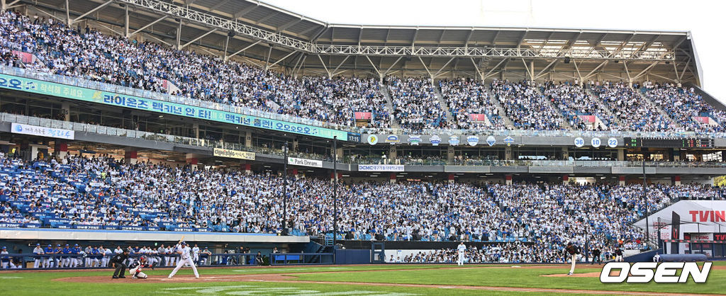 4일 대구삼성라이온즈파크에서 2024 신한 SOL 뱅크 KBO 리그 삼성 라이온즈와 롯데 자이언츠의 경기가 열렸다. 삼성은 아쉬운 역전패 분위기 반전을 위해 레예스를 선발로 롯데는 사직예수 윌커슨을 선발로 짜릿한 1점차 역전승 분위기를 이어간다.삼성 라이온즈 팬들이 대구삼성라이온즈파크를 가득 메우고 응원을 하고 있다. 2024.05.04 / foto0307@osen.co.kr