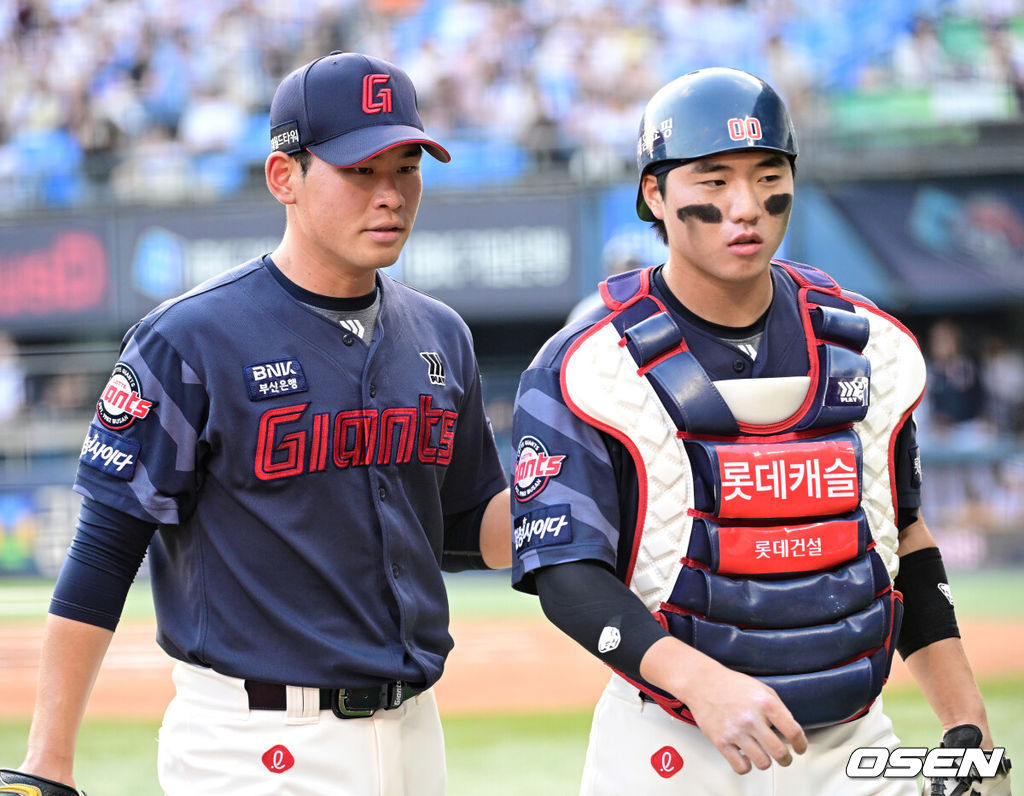 31일 오후 서울 잠실야구장에서 ‘2024 신한은행 SOL Bank KBO리그’ 두산 베어스와 롯데 자이언츠의 경기가 열렸다.이날 홈팀 두산은 곽빈, 방문팀 롯데는 김진욱을 선발로 내세웠다.1회말 두산 공격을 무실점으로 막아낸 롯데 선발 김진욱과 포수 손성빈이 더그아웃으로 향하며 대화를 나누고 있다. 2024.08.31 / dreamer@osen.co.kr