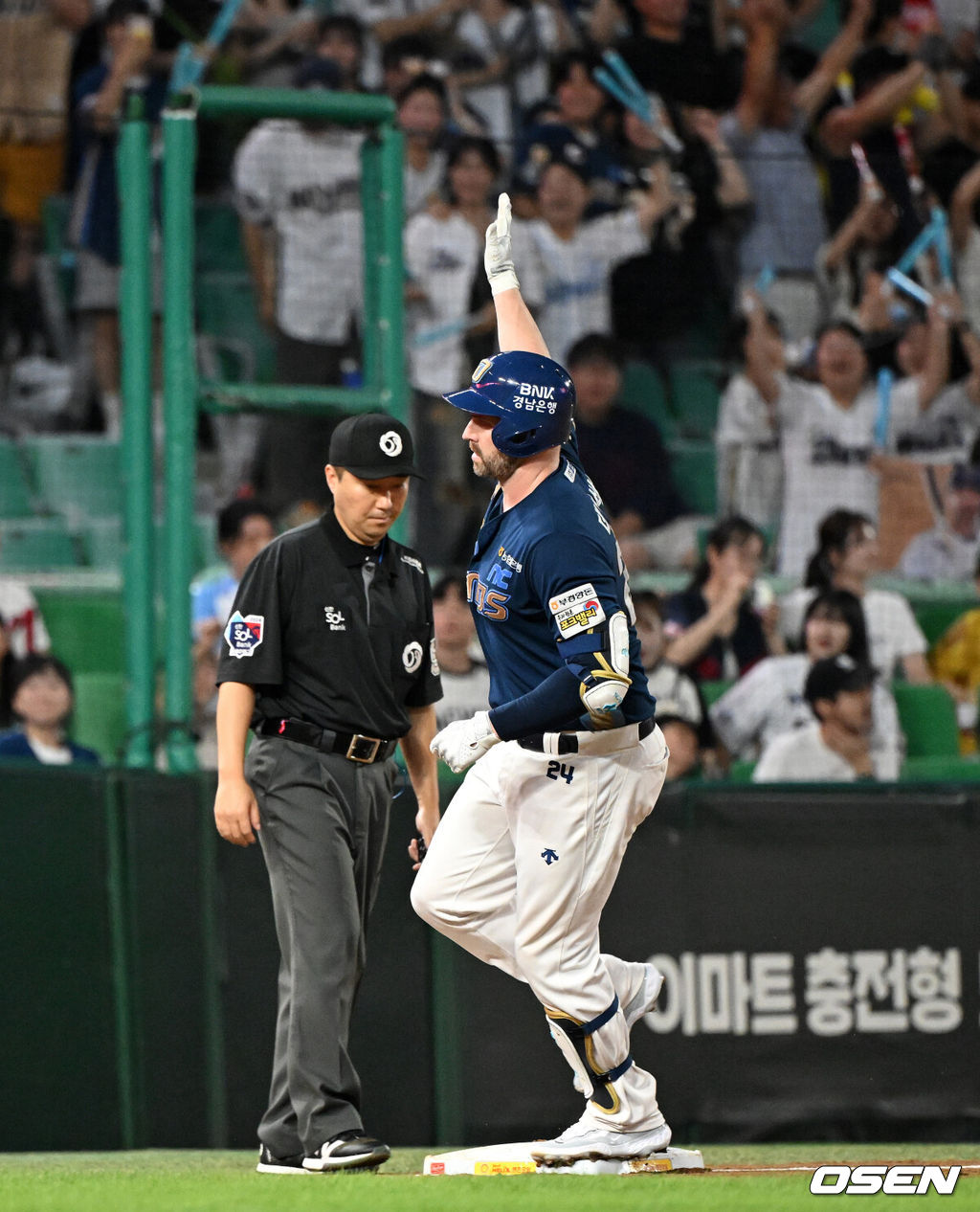 31일 오후 인천 SSG랜더스필드에서 ‘2024 신한 SOL Bank KBO리그’ SSG 랜더스와 NC 다이노스의 경기가 열렸다.SSG은 드류 앤더슨, NC는 신민혁을 선발로 내세웠다.5회초 1사 1,2루에서 NC 데이비슨이 중월 스리런 홈런을 치고 환호하고 있다. 2024.08.31 /sunday@osen.co.kr