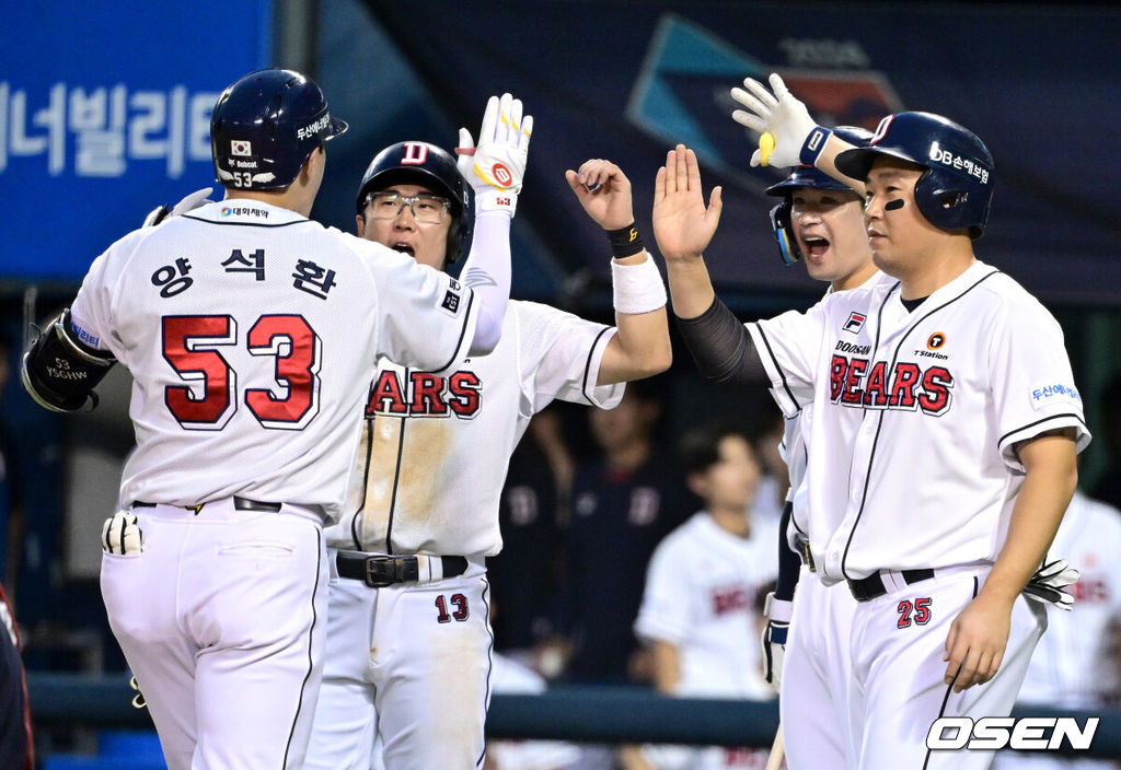 31일 오후 서울 잠실야구장에서 ‘2024 신한은행 SOL Bank KBO리그’ 두산 베어스와 롯데 자이언츠의 경기가 열렸다.이날 홈팀 두산은 곽빈, 방문팀 롯데는 김진욱을 선발로 내세웠다.4회말 1사 1, 2루 상황 두산 양석환이 추격의 좌월 스리런포를 날리고 홈을 밟으며 허경민-김재환-양의지의 축하를 받고 있다. 2024.08.31 / dreamer@osen.co.kr