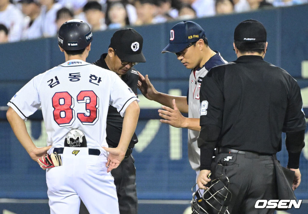 31일 오후 서울 잠실야구장에서 ‘2024 신한은행 SOL Bank KBO리그’ 두산 베어스와 롯데 자이언츠의 경기가 열렸다.이날 홈팀 두산은 곽빈, 방문팀 롯데는 김진욱을 선발로 내세웠다.5회말 1사 1루 상황 두산 정수빈의 번트 안타 세이프 판정 후 두산 이승엽 감독이 심판진과 대화를 나누고 있다. 2024.08.31 / dreamer@osen.co.kr