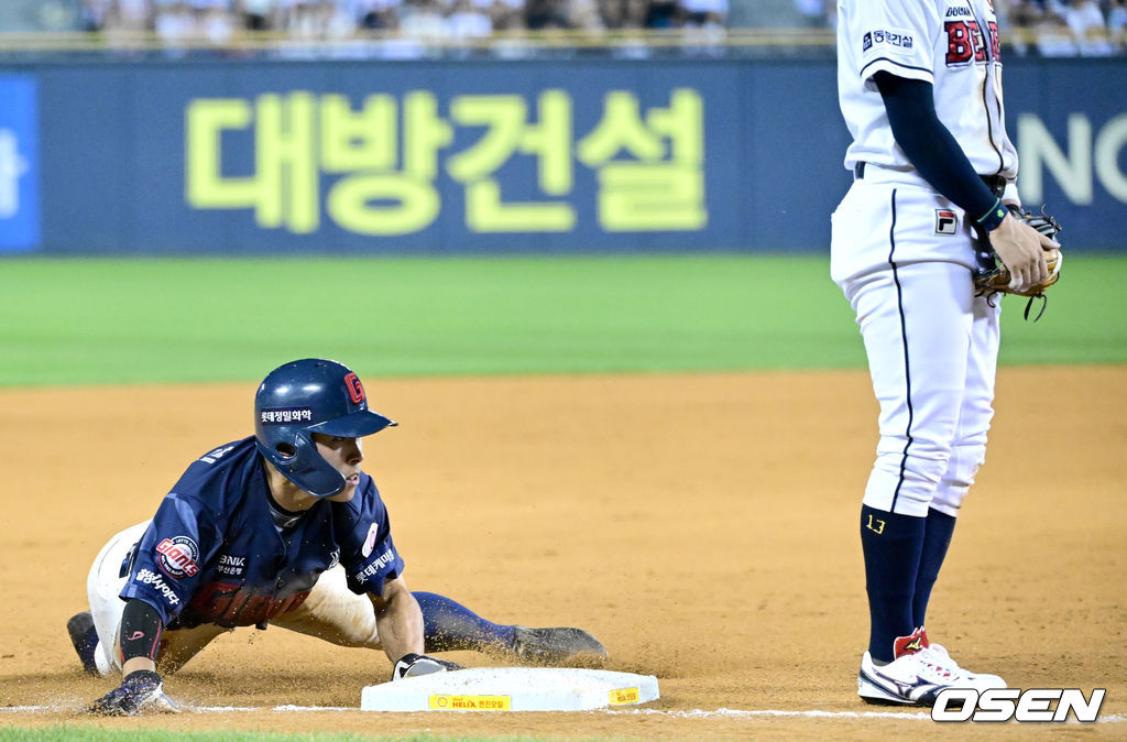 8회초 무사 1, 2루 상황 롯데 나승엽 타석 때 2루 주자 황성빈이 3루 도루에 성공하고 있다. 2024.08.31 / dreamer@osen.co.kr