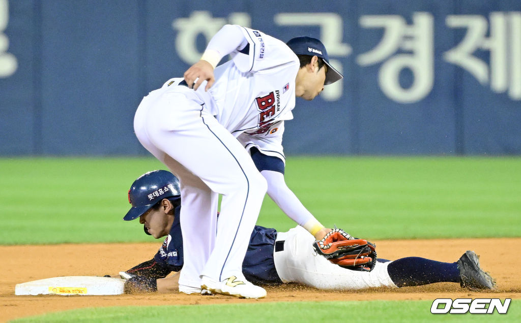 8회초 무사 1루 상황 롯데 전준우 타석 때 주자 황성빈이 2루 도루에 성공하고 있다. 2024.08.31 / dreamer@osen.co.kr