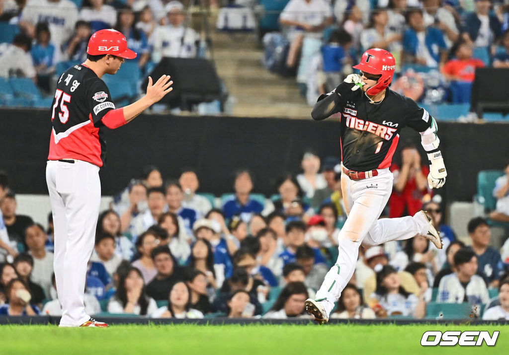 31일 대구삼성라이온즈파크에서 2024 신한 SOL 뱅크 KBO 리그 삼성 라이온즈와 KIA 타이거즈의 경기가 열렸다. 홈팀 삼성은 백정현이 방문팀 KIA는 황동하가 선발 출전했다. KIA 타이거즈 박찬호가 3회초 1사 1,2루 좌월 동점 3점 홈런을 치고 세리머니를 하고 있다. 2024.08.31 / foto0307@osen.co.kr