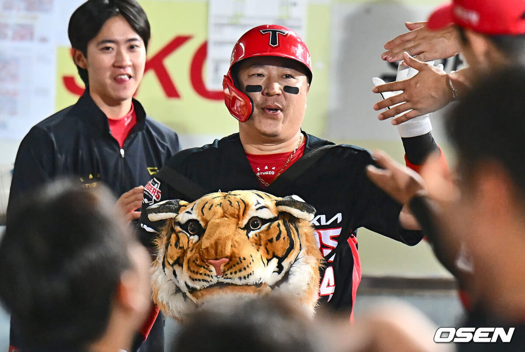 31일 대구삼성라이온즈파크에서 2024 신한 SOL 뱅크 KBO 리그 삼성 라이온즈와 KIA 타이거즈의 경기가 열렸다. 홈팀 삼성은 백정현이 방문팀 KIA는 황동하가 선발 출전했다. KIA 타이거즈 최형우가 6회초 좌월 솔로 홈런을 치고 하이파이브를 하고 있다. 2024.08.31 / foto0307@osen.co.kr