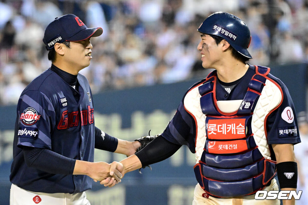 31일 오후 서울 잠실야구장에서 ‘2024 신한은행 SOL Bank KBO리그’ 두산 베어스와 롯데 자이언츠의 경기가 열렸다.이날 홈팀 두산은 곽빈, 방문팀 롯데는 김진욱을 선발로 내세웠다.7회말 2사 3루 상황 두산 양의지를 내야 뜬공으로 이끈 롯데 투수 구승민이 더그아웃으로 향하며 포수 손성빈과 인사를 나누고 있다. 2024.08.31 / dreamer@osen.co.kr