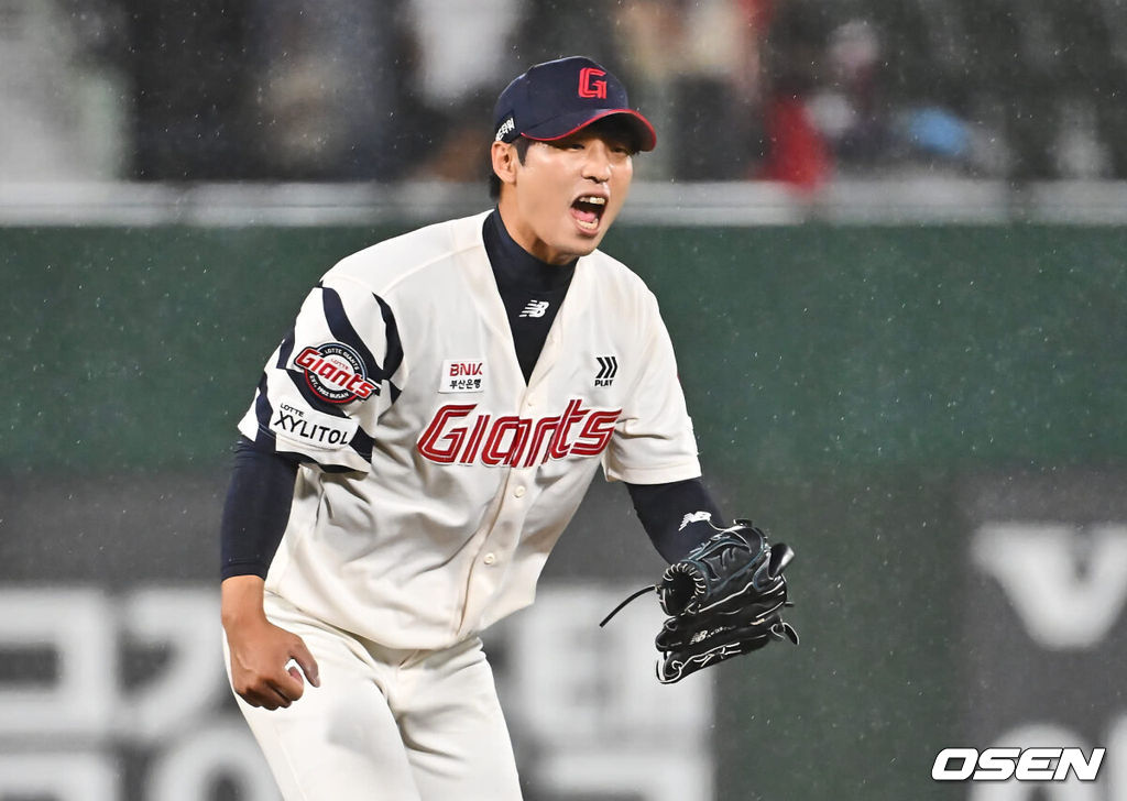 29일 부산 사직야구장에서 2024 신한 SOL 뱅크 KBO 리그 롯데 자이언츠와 한화 이글스의 경기가 열렸다. 홈팀 롯데는 윌커슨이 선발 출전하고 한화는 바리아가 선발 출전했다.롯데 자이언츠 구승민이 7회초 2사 1,2루 한화 이글스 김인환을 삼진으로 잡고 환호하고 있다. 2024.08.29 / foto0307@osen.co.kr