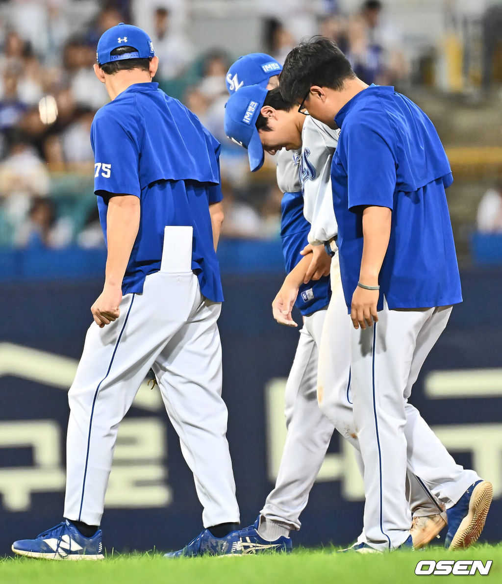 31일 대구삼성라이온즈파크에서 2024 신한 SOL 뱅크 KBO 리그 삼성 라이온즈와 KIA 타이거즈의 경기가 열렸다. 홈팀 삼성은 백정현이 방문팀 KIA는 황동하가 선발 출전했다. 삼성 라이온즈 이재현이 9회초 1사 1,3루 KIA 타이거즈 나성범 삼진 아웃때 1루주자 김호령의 도루를 잡고 고통스러워하고 있다. 2024.08.31 / foto0307@osen.co.kr