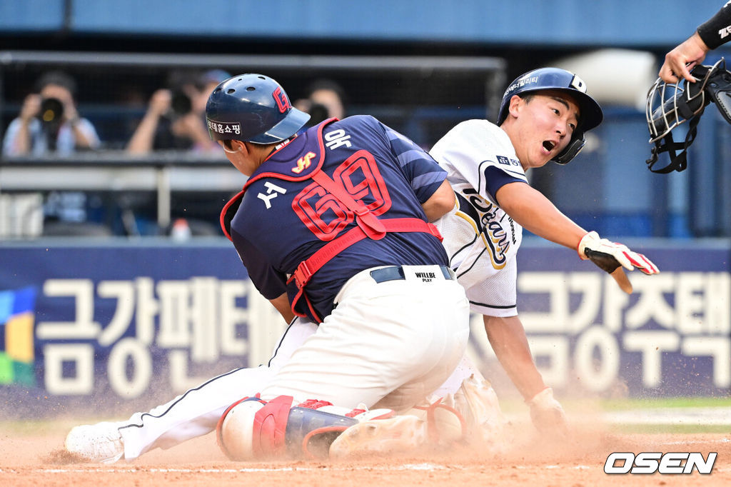 1일 오후 서울 잠실야구장에서 ‘2024 신한은행 SOL Bank KBO리그’ 두산 베어스와 롯데 자이언츠의 경기가 열렸다.이날 홈팀 두산은 조던 발라조빅, 방문팀 롯데는 박세웅을 선발로 내세웠다.연장 11회말 2사 2루 상황 두산 강승호의 안타 때 홈으로 내달린 주자 여동건이 홈에서 롯데 포수 서동욱의 태그에 걸려 아웃되고 있다. 2024.09.01 / dreamer@osen.co.kr