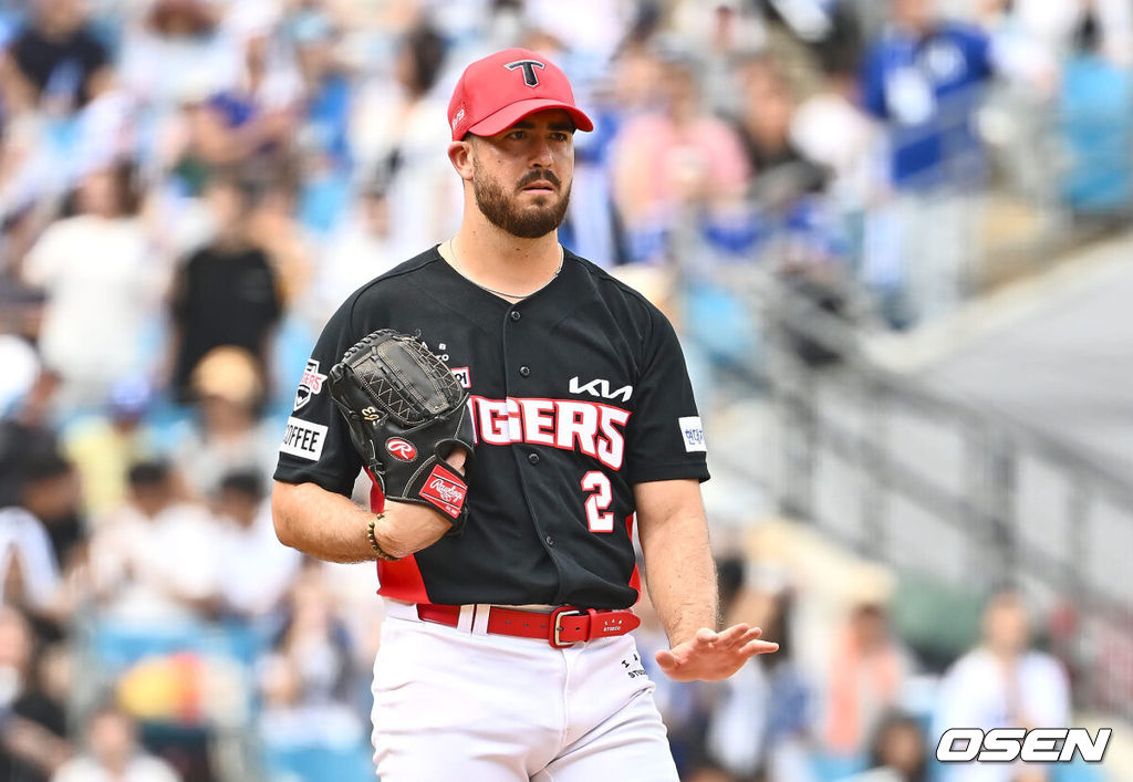 1일 대구삼성라이온즈파크에서 2024 신한 SOL 뱅크 KBO 리그 삼성 라이온즈와 KIA 타이거즈의 경기가 열렸다. 홈팀 삼성은 원태인이 방문팀 KIA는 스타우트가 선발 출전했다. KIA 타이거즈 스타우트가 3회말 삼성 라이온즈 구자욱에게 몸에 맞는 볼을 던지고 사과를 하고 있다. 2024.09.01 / foto0307@osen.co.kr