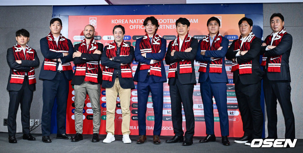 홍명보 감독이 이끄는 축구대표팀이 26일 오전 서울 종로구 신문로 축구회관에서 2026 FIFA 북중미 월드컵 3차 예선 명단발표 기자회견이 열렸다.축구대표팀은 오는 9월 5일 서울월드컵경기장에서 팔레스타인을 상대로 예선 1차전을 치른다. 10일 오만에서 원정 2차전을 이어간다.이재홍 피지컬 코치, 정현규 피지컬 코치, 티아고 마이아 분석 코치, 주앙 아로소 수석 코치, 홍명보 감독, 박건하 코치, 김동진 코치, 김진규 코치, 양영민 골키퍼 코치가 포토타임을 하고 있다. 2024.08.26 / jpnews@osen.co.kr