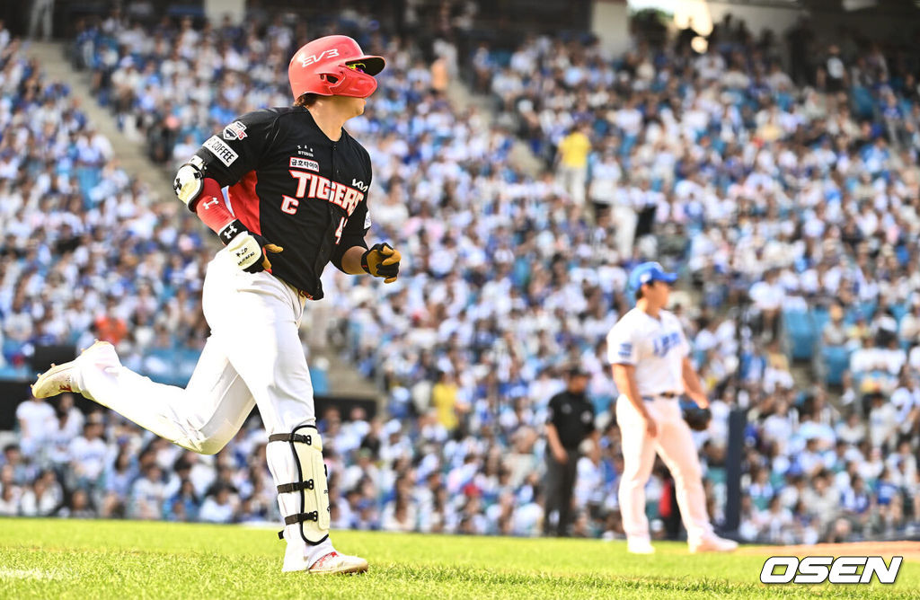 1일 대구삼성라이온즈파크에서 2024 신한 SOL 뱅크 KBO 리그 삼성 라이온즈와 KIA 타이거즈의 경기가 열렸다. 홈팀 삼성은 원태인이 방문팀 KIA는 스타우트가 선발 출전했다. KIA 타이거즈 나성범이 7회초 1사 우중월 동점 솔로 홈런을 치고 있다. 2024.09.01 / foto0307@osen.co.kr