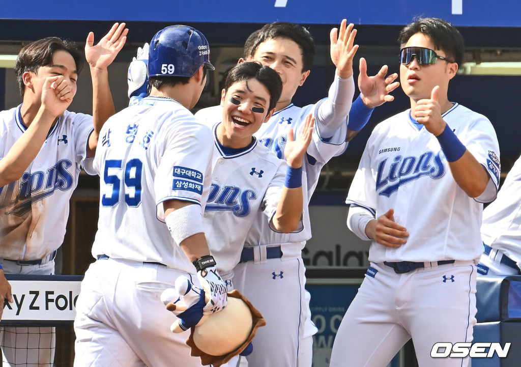 1일 대구삼성라이온즈파크에서 2024 신한 SOL 뱅크 KBO 리그 삼성 라이온즈와 KIA 타이거즈의 경기가 열렸다. 홈팀 삼성은 원태인이 방문팀 KIA는 스타우트가 선발 출전했다. 삼성 라이온즈 박병호가 3회말 2사 2루 좌월 2점 홈런을 치고 하이파이브를 하고 있다. 2024.09.01 / foto0307@osen.co.kr