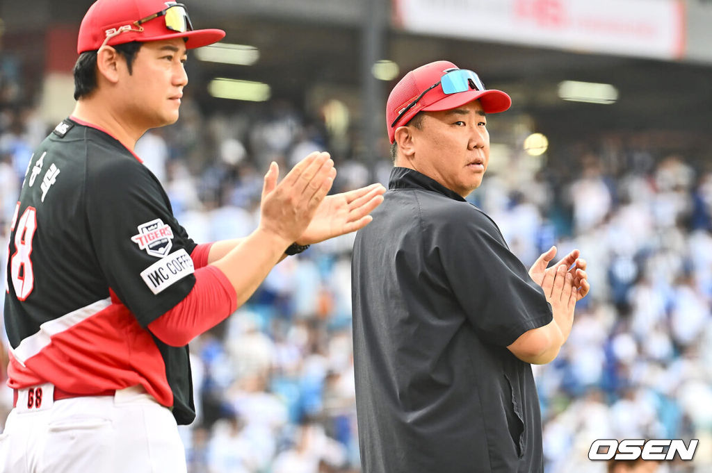 1일 대구삼성라이온즈파크에서 2024 신한 SOL 뱅크 KBO 리그 삼성 라이온즈와 KIA 타이거즈의 경기가 열렸다. 홈팀 삼성은 원태인이 방문팀 KIA는 스타우트가 선발 출전했다. KIA 타이거즈 이범호 감독이 삼성 라이온즈에 5-4 짜릿한 역전승을 올리고 선수들에게 축하 박수를 보내고 있다. 2024.09.01 / foto0307@osen.co.kr