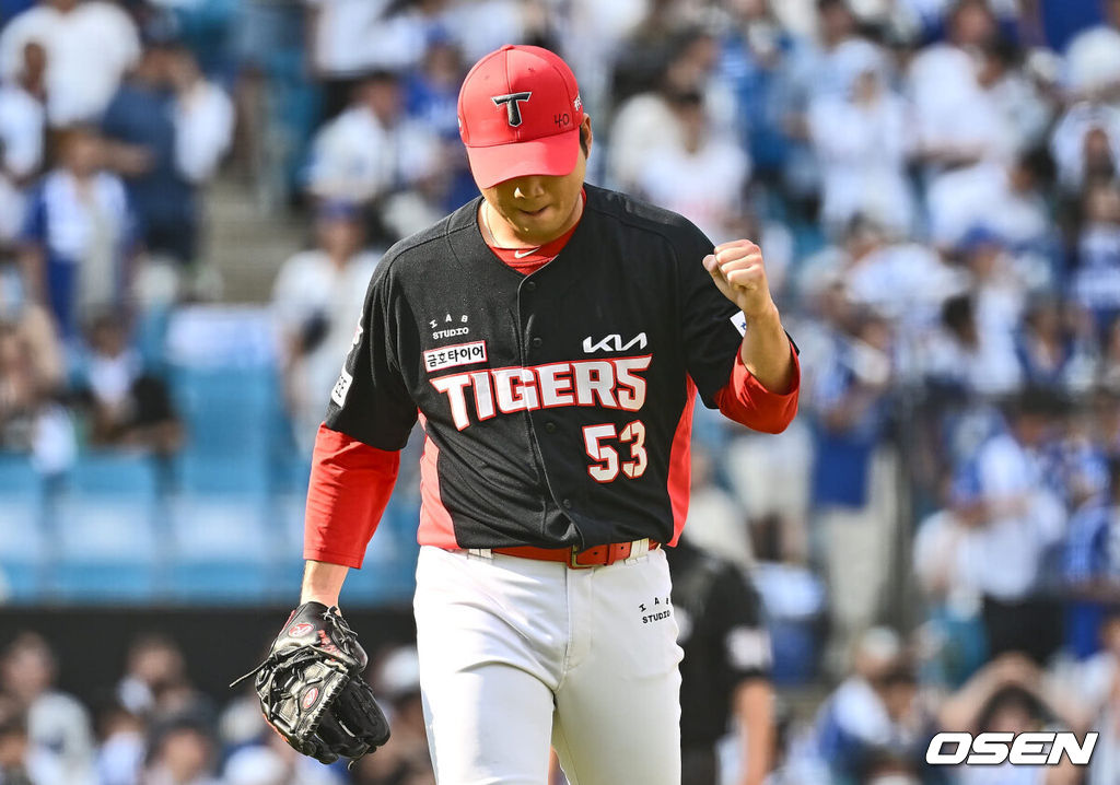 1일 대구삼성라이온즈파크에서 2024 신한 SOL 뱅크 KBO 리그 삼성 라이온즈와 KIA 타이거즈의 경기가 열렸다. 홈팀 삼성은 원태인이 방문팀 KIA는 스타우트가 선발 출전했다. KIA 타이거즈 김기훈이 6회말 1사 1루 삼성 라이온즈 강민호를 유격수 병살로 잡고 주먹을 불끈 쥐고 있다. 2024.09.01 / foto0307@osen.co.kr