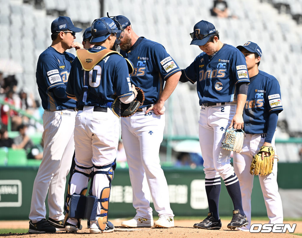 1일 오후 인천 SSG랜더스필드에서 ‘2024 신한 SOL Bank KBO리그’ SSG 랜더스와 NC 다이노스의 경기가 열렸다.SSG은 엘리아스, NC는 요키시를 선발로 내세웠다.4회말 마운드를 방문한 NC 김수경 코치가 요키시와 이야기를 나누고 있다. 2024.09.01 /sunday@osen.co.kr