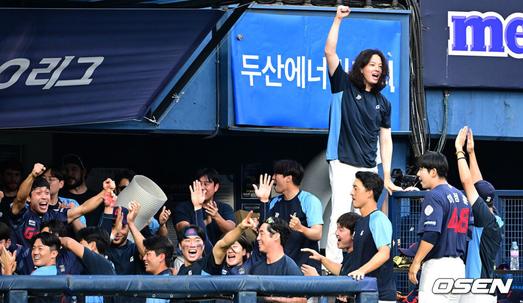 1일 오후 서울 잠실야구장에서 ‘2024 신한은행 SOL Bank KBO리그’ 두산 베어스와 롯데 자이언츠의 경기가 열렸다.이날 홈팀 두산은 조던 발라조빅, 방문팀 롯데는 박세웅을 선발로 내세웠다.연장 12회초 2사 1, 3루 상황 롯데 정훈이 다시 앞서가는 1타점 적시타를 날렸다. 1루에 안착한 정훈을 향해 환호하는 롯데 더그아웃. 2024.09.01 / dreamer@osen.co.kr