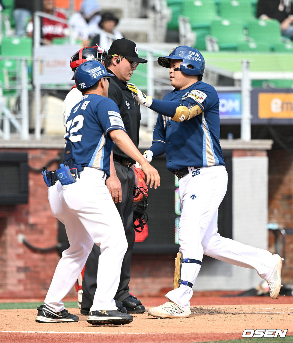 1일 오후 인천 SSG랜더스필드에서 ‘2024 신한 SOL Bank KBO리그’ SSG 랜더스와 NC 다이노스의 경기가 열렸다.SSG은 엘리아스, NC는 요키시를 선발로 내세웠다.6회초 1사에서 NC 권희동이 좌월 솔로 홈런을 치고 전상렬 코치의 축하를 받고 있다. 2024.09.01 /sunday@osen.co.kr