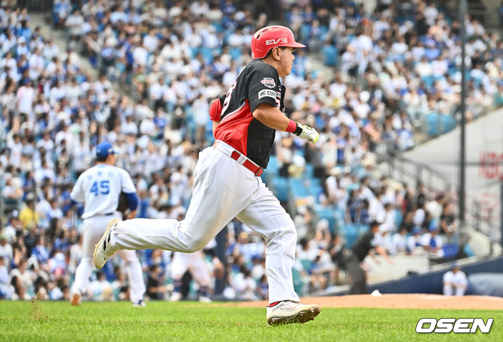 1일 대구삼성라이온즈파크에서 2024 신한 SOL 뱅크 KBO 리그 삼성 라이온즈와 KIA 타이거즈의 경기가 열렸다. 홈팀 삼성은 원태인이 방문팀 KIA는 스타우트가 선발 출전했다. KIA 타이거즈 이우성이 9회초 2사 1루 역전 1타점 좌중간 2루타를 치고 진루하고 있다. 2024.09.01 / foto0307@osen.co.kr