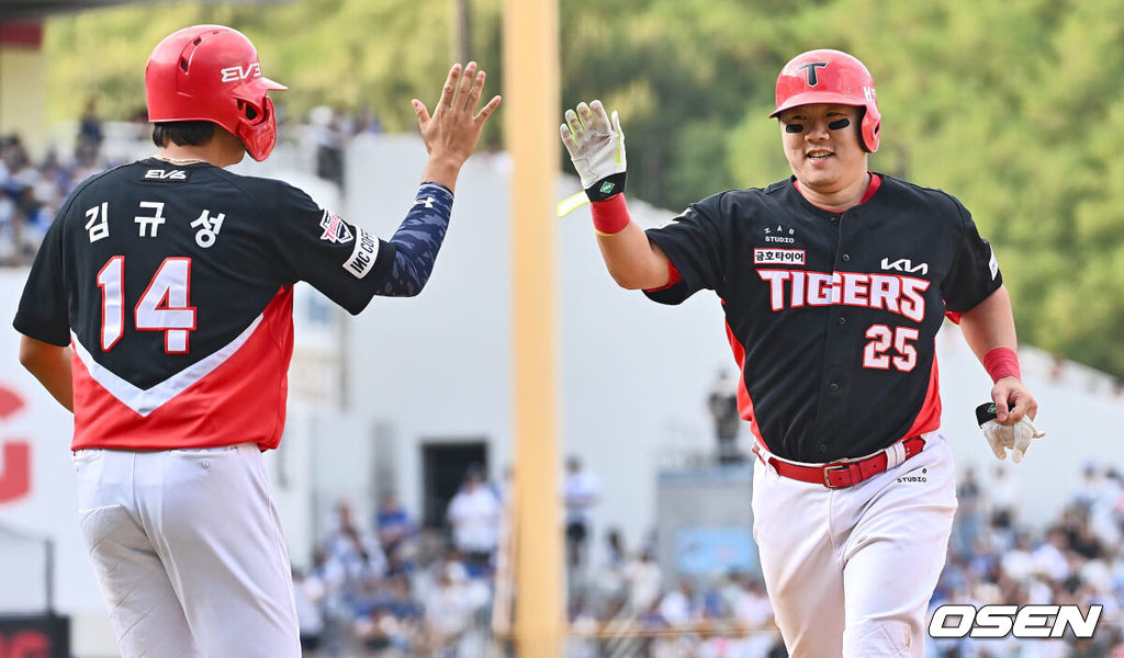 1일 대구삼성라이온즈파크에서 2024 신한 SOL 뱅크 KBO 리그 삼성 라이온즈와 KIA 타이거즈의 경기가 열렸다. 홈팀 삼성은 원태인이 방문팀 KIA는 스타우트가 선발 출전했다. KIA 타이거즈 이우성이 9회초 2사 1루 역전 1타점 좌중간 2루타를 치고 김규성과 교체되며 하이파이브를 하고 있다. 2024.09.01 / foto0307@osen.co.kr