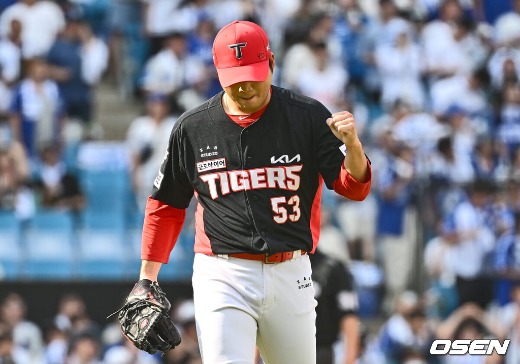 1일 대구삼성라이온즈파크에서 2024 신한 SOL 뱅크 KBO 리그 삼성 라이온즈와 KIA 타이거즈의 경기가 열렸다.홈팀 삼성은 원태인이 방문팀 KIA는 스타우트가 선발 출전했다.KIA 타이거즈 김기훈이 6회말 1사 1루 삼성 라이온즈 강민호를 유격수 병살로 잡고 주먹을 불끈 쥐고 있다. 2024.09.01 / foto0307@osen.co.kr