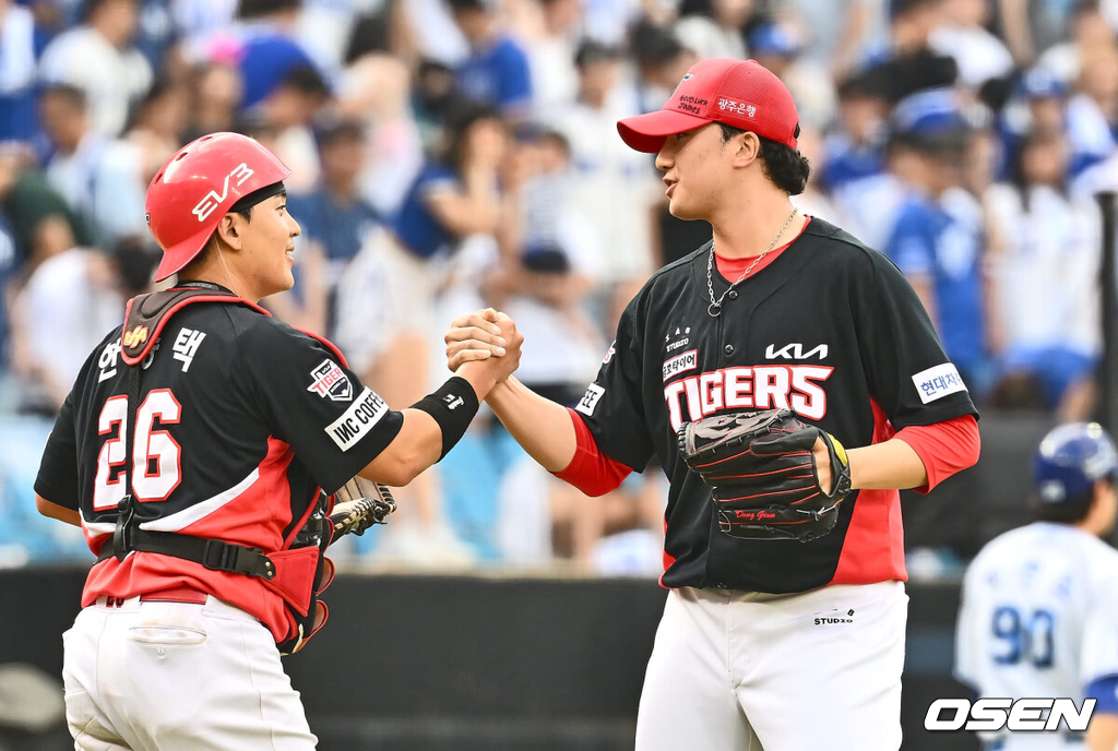 1일 대구삼성라이온즈파크에서 2024 신한 SOL 뱅크 KBO 리그 삼성 라이온즈와 KIA 타이거즈의 경기가 열렸다.홈팀 삼성은 원태인이 방문팀 KIA는 스타우트가 선발 출전했다.KIA 타이거즈 정해영이 삼성 라이온즈에 6-5 짜릿한 역전승을 올리고 한승택과 기쁨을 나누고 있다. 2024.09.01 / foto0307@osen.co.kr