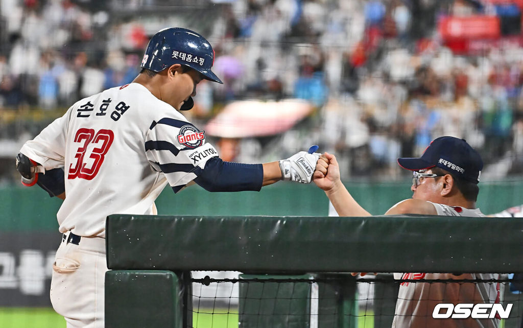 29일 부산 사직야구장에서 2024 신한 SOL 뱅크 KBO 리그 롯데 자이언츠와 한화 이글스의 경기가 열렸다. 롯데 손호영이 5회말 2사 1루 좌중월 2점 홈런을 치고 김태형 감독과 하이파이브를 하고 있다. 2024.08.29 / foto0307@osen.co.kr