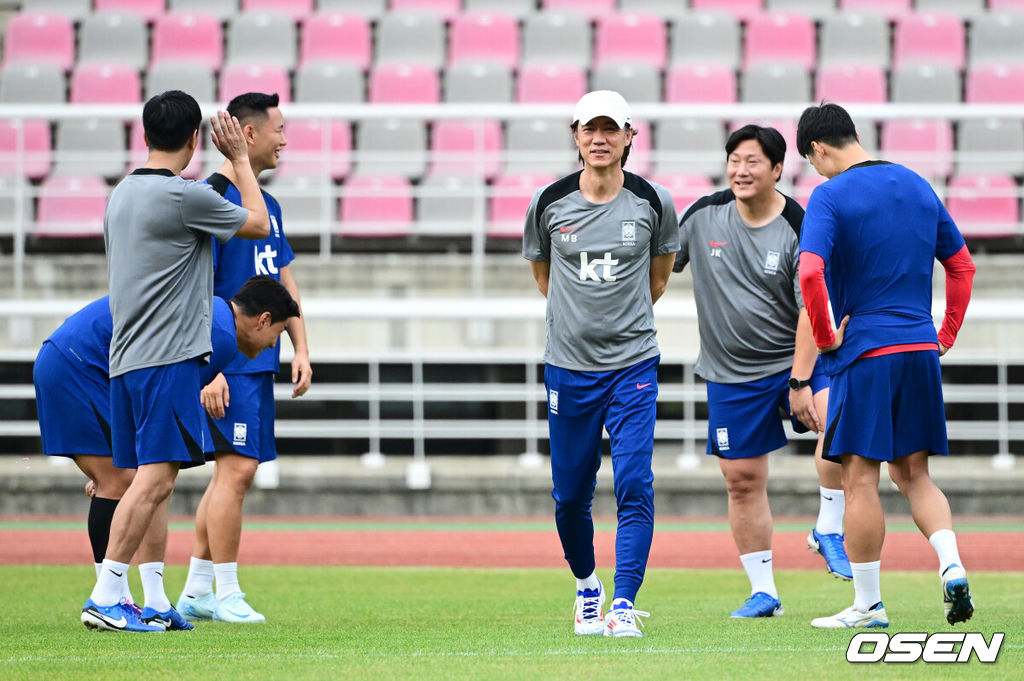 홍명보 감독이 이끄는 한국 축구대표팀이 2일 오후 고양종합운동장에서 2026 국제축구연맹(FIFA) 북중미 월드컵 3차 예선을 앞두고 훈련을 가졌다.한국은 9월 5일 오후 8시 서울월드컵경기장에서 팔레스타인과 1차전을 치른다. 이후 10일 오후 11시 오만 무스카트의 술탄 카부스 스포츠 콤플렉스에서 오만과 2차전 원정 경기를 펼친다. 홍명보 감독이 김진규 코치, 선수들과 이야기를 나누며 즐거워하고 있다. 2024.09.02 / jpnews@osen.co.kr