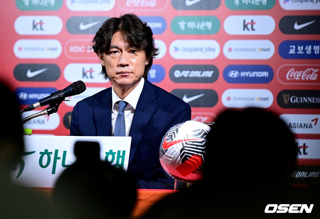 홍명보 감독이 이끄는 축구대표팀이 26일 오전 서울 종로구 신문로 축구회관에서 2026 FIFA 북중미 월드컵 3차 예선 명단발표 기자회견이 열렸다.홍명보 감독이 질문에 답을 하고 있다. 2024.08.26 / jpnews@osen.co.kr