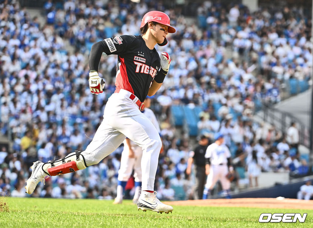 1일 대구삼성라이온즈파크에서 2024 신한 SOL 뱅크 KBO 리그 삼성 라이온즈와 KIA 타이거즈의 경기가 열렸다. 홈팀 삼성은 원태인이 방문팀 KIA는 스타우트가 선발 출전했다. KIA 타이거즈 김도영이 7회초 좌중월 솔로 홈런을 치고 그라운드를 돌고 있다. 2024.09.01 / foto0307@osen.co.kr