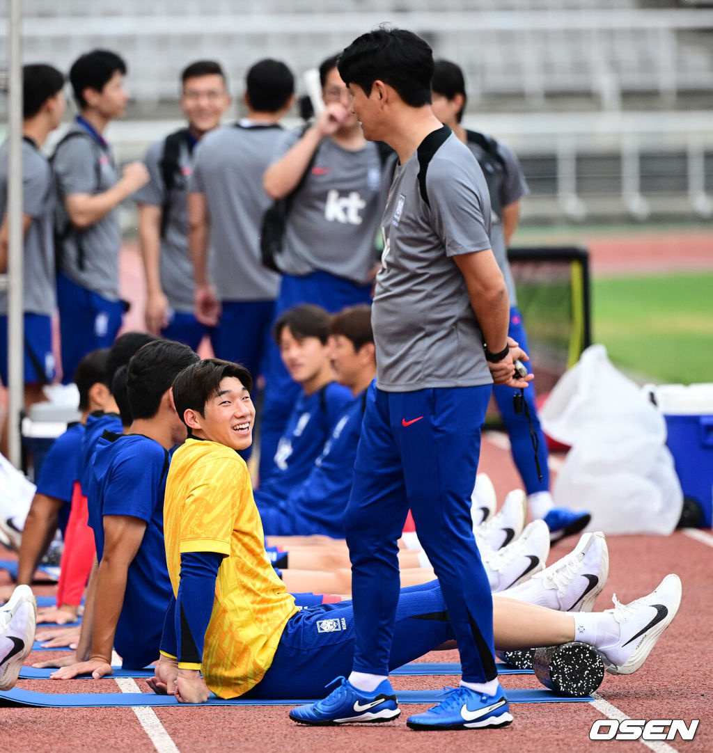 홍명보 감독이 이끄는 한국 축구대표팀이 2일 오후 고양종합운동장에서 2026 국제축구연맹(FIFA) 북중미 월드컵 3차 예선을 앞두고 훈련을 가졌다.한국은 9월 5일 오후 8시 서울월드컵경기장에서 팔레스타인과 1차전을 치른다. 이후 10일 오후 11시 오만 무스카트의 술탄 카부스 스포츠 콤플렉스에서 오만과 2차전 원정 경기를 펼친다. 김준홍이 스트레칭을 하며 몸을 풀고 있다. 2024.09.02 / jpnews@osen.co.kr