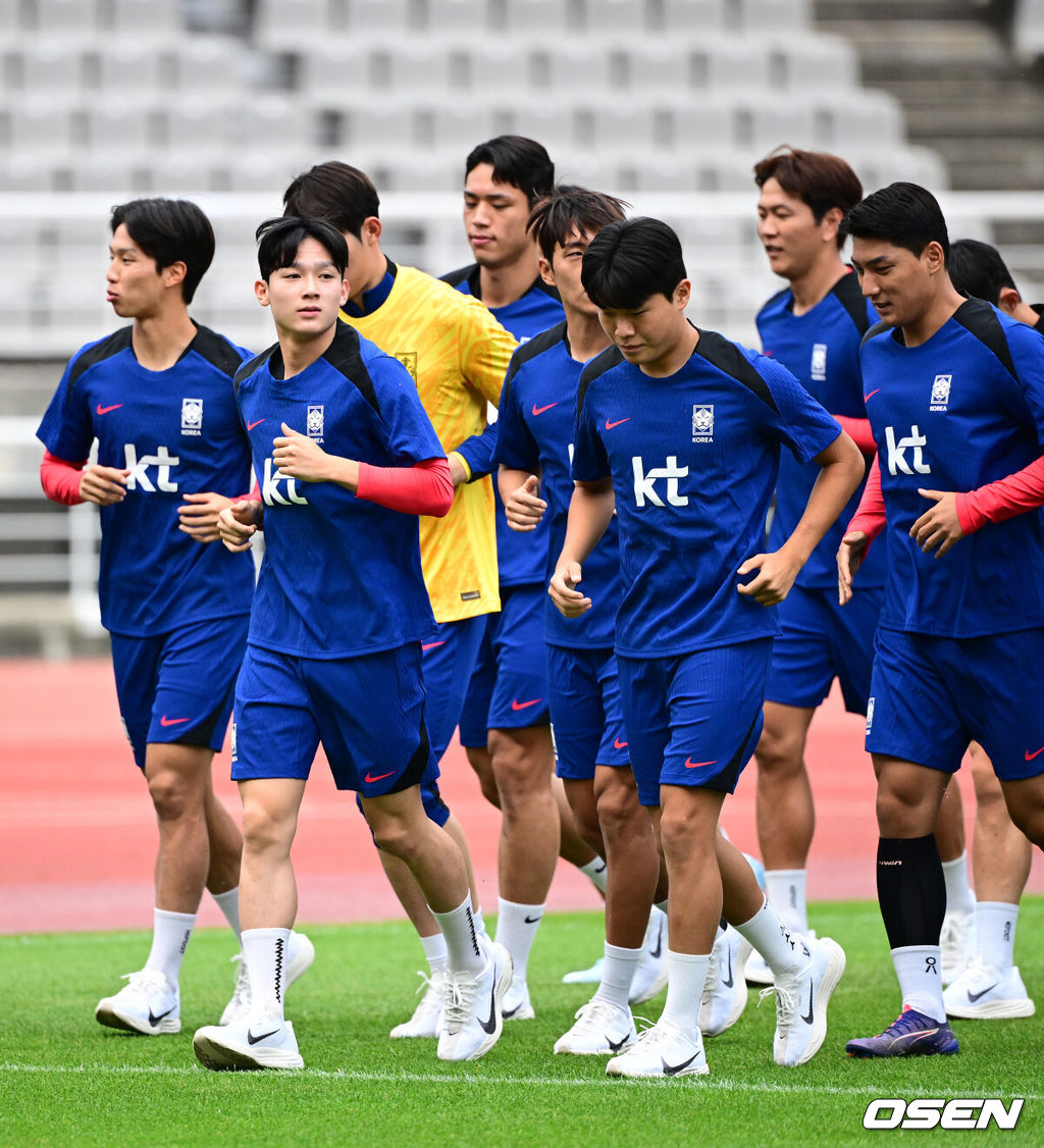 홍명보 감독이 이끄는 한국 축구대표팀이 2일 오후 고양종합운동장에서 2026 국제축구연맹(FIFA) 북중미 월드컵 3차 예선을 앞두고 훈련을 가졌다.한국은 9월 5일 오후 8시 서울월드컵경기장에서 팔레스타인과 1차전을 치른다. 이후 10일 오후 11시 오만 무스카트의 술탄 카부스 스포츠 콤플렉스에서 오만과 2차전 원정 경기를 펼친다. 양민혁, 최우진 등 선수들이 러닝을 하고 있다. 2024.09.02 / jpnews@osen.co.kr