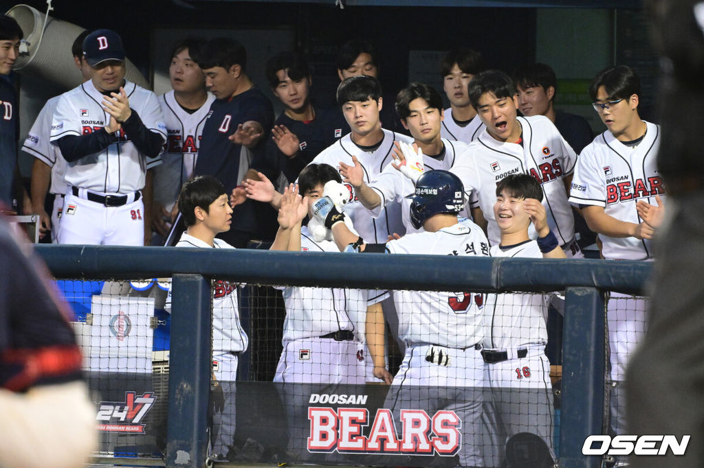 4회말 1사 1, 2루 상황 두산 양석환이 추격의 좌월 스리런포를 날리고 홈을 밟은 뒤 더그아웃 동료들과 기뻐하고 있다. 2024.08.31 / dreamer@osen.co.kr