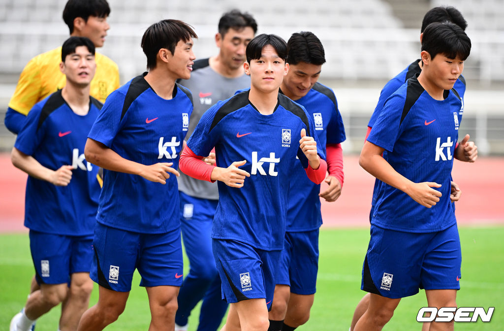 홍명보 감독이 이끄는 한국 축구대표팀이 2일 오후 고양종합운동장에서 2026 국제축구연맹(FIFA) 북중미 월드컵 3차 예선을 앞두고 훈련을 가졌다.한국은 9월 5일 오후 8시 서울월드컵경기장에서 팔레스타인과 1차전을 치른다. 이후 10일 오후 11시 오만 무스카트의 술탄 카부스 스포츠 콤플렉스에서 오만과 2차전 원정 경기를 펼친다. 양민혁을 비롯한 선수들이 러닝을 하고 있다. 2024.09.02 / jpnews@osen.co.kr