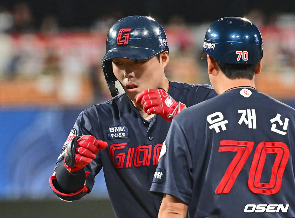 3일 대구삼성라이온즈파크에서 2024 신한 SOL 뱅크 KBO 리그 삼성 라이온즈와 롯데 자이언츠의 경기가 열렸다. 홈팀 삼성은 코너가 방문팀 롯데는 반즈가 선발 출전했다. 롯데 자이언츠 고승민이 3회초 2사 2루 선취 1타점 중견수 앞 안타를 치고 세리머니를 하고 있다. 2024.09.03 / foto0307@osen.co.kr