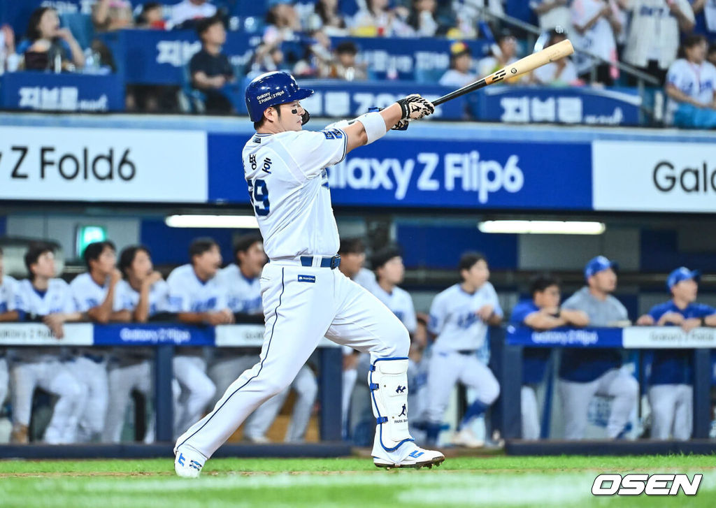 3일 대구삼성라이온즈파크에서 2024 신한 SOL 뱅크 KBO 리그 삼성 라이온즈와 롯데 자이언츠의 경기가 열렸다. 홈팀 삼성은 코너가 방문팀 롯데는 반즈가 선발 출전했다. 삼성 라이온즈 박병호가 4회말 1사 좌중월 동점 솔로 홈런을 치고 있다. 2024.09.03 / foto0307@osen.co.kr