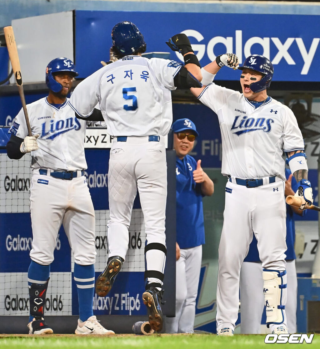 3일 대구삼성라이온즈파크에서 2024 신한 SOL 뱅크 KBO 리그 삼성 라이온즈와 롯데 자이언츠의 경기가 열렸다. 홈팀 삼성은 코너가 방문팀 롯데는 반즈가 선발 출전했다. 삼성 라이온즈 구자욱이 6회말 우중월 솔로 홈런을 치고 박병호와 하이파이브를 하고 있다. 2024.09.03 / 