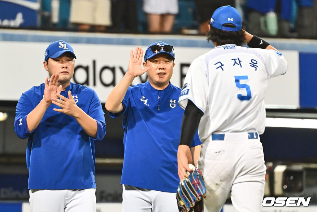 3일 대구삼성라이온즈파크에서 2024 신한 SOL 뱅크 KBO 리그 삼성 라이온즈와 롯데 자이언츠의 경기가 열렸다. 홈팀 삼성은 코너가 방문팀 롯데는 반즈가 선발 출전했다. 삼성 라이온즈 박진만 감독이 롯데 자이언츠에 5-1로 승리한 후 구자욱과 하이파이브를 하고 있다. 2024.09.03 / foto0307@osen.co.kr