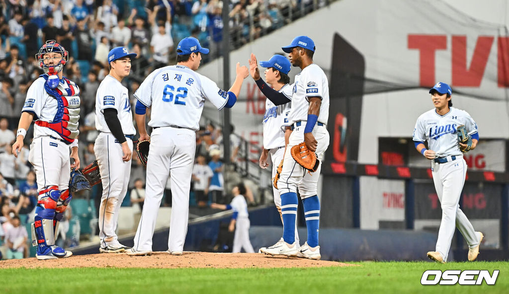 3일 대구삼성라이온즈파크에서 2024 신한 SOL 뱅크 KBO 리그 삼성 라이온즈와 롯데 자이언츠의 경기가 열렸다. 홈팀 삼성은 코너가 방문팀 롯데는 반즈가 선발 출전했다. 삼성 라이온즈 선수들이 롯데 자이언츠에 5-1로 승리한 후 기쁨을 나누고 있다. 2024.09.03 / foto0307@osen.co.kr