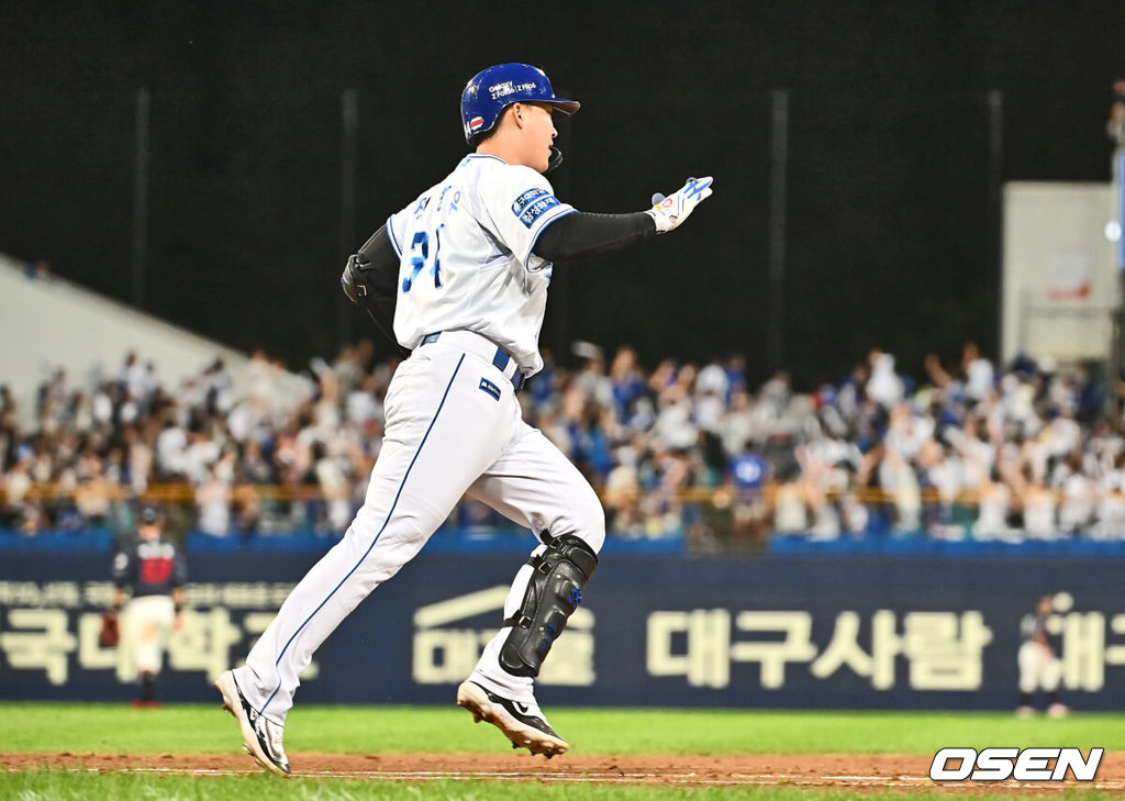 3일 대구삼성라이온즈파크에서 2024 신한 SOL 뱅크 KBO 리그 삼성 라이온즈와 롯데 자이언츠의 경기가 열렸다. 홈팀 삼성은 코너가 방문팀 롯데는 반즈가 선발 출전했다. 삼성 라이온즈 전병우가 4회말 2사 좌월 역전 솔로 홈런을 치고 하이파이브를 하고 있다. 2024.09.03 / foto0307@osen.co.kr