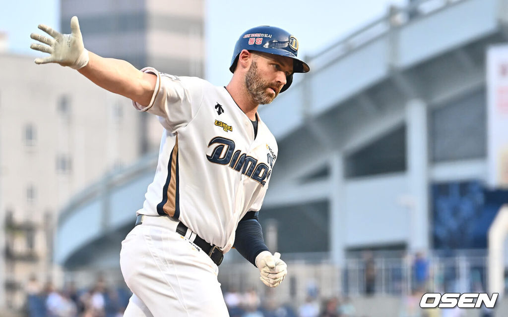 4일 창원NC파크에서 2024 신한 SOL 뱅크 KBO 리그 NC 다이노스와 KT 위즈의 경기가 열렸다. 홈팀 NC는 목지훈이 방문팀 KT는 쿠에바스가 선발 출전했다. NC 다이노스 데이비슨이 3회말 2사 3루 좌중월 2점 홈런을 치고 하이파이브를 하고 있다. 2024.08.04 / foto0307@osen.co.kr