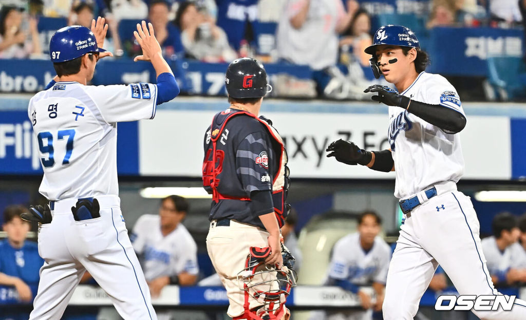 3일 대구삼성라이온즈파크에서 2024 신한 SOL 뱅크 KBO 리그 삼성 라이온즈와 롯데 자이언츠의 경기가 열렸다. 홈팀 삼성은 코너가 방문팀 롯데는 반즈가 선발 출전했다. 삼성 라이온즈 구자욱이 6회말 우중월 솔로 홈런을 치고 하이파이브를 하고 있다. 2024.09.03 / foto0307@osen.co.kr