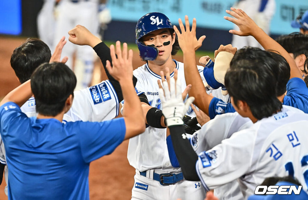 3일 대구삼성라이온즈파크에서 2024 신한 SOL 뱅크 KBO 리그 삼성 라이온즈와 롯데 자이언츠의 경기가 열렸다. 홈팀 삼성은 코너가 방문팀 롯데는 반즈가 선발 출전했다. 삼성 라이온즈 구자욱이 8회말 1사 우월 솔로 홈런을 치고 하이파이브를 하고 있다. 2024.09.03 / foto0307@osen.co.kr