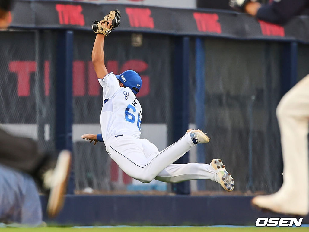 3일 대구삼성라이온즈파크에서 2024 신한 SOL 뱅크 KBO 리그 삼성 라이온즈와 롯데 자이언츠의 경기가 열렸다. 홈팀 삼성은 코너가 방문팀 롯데는 반즈가 선발 출전했다. 삼성 라이온즈 양도근이 1회초 2사 1루 롯데 자이언츠 레이예스의 타구를 몸을 날려 잡고 있다. 2024.09.03 / foto0307@osen.co.kr