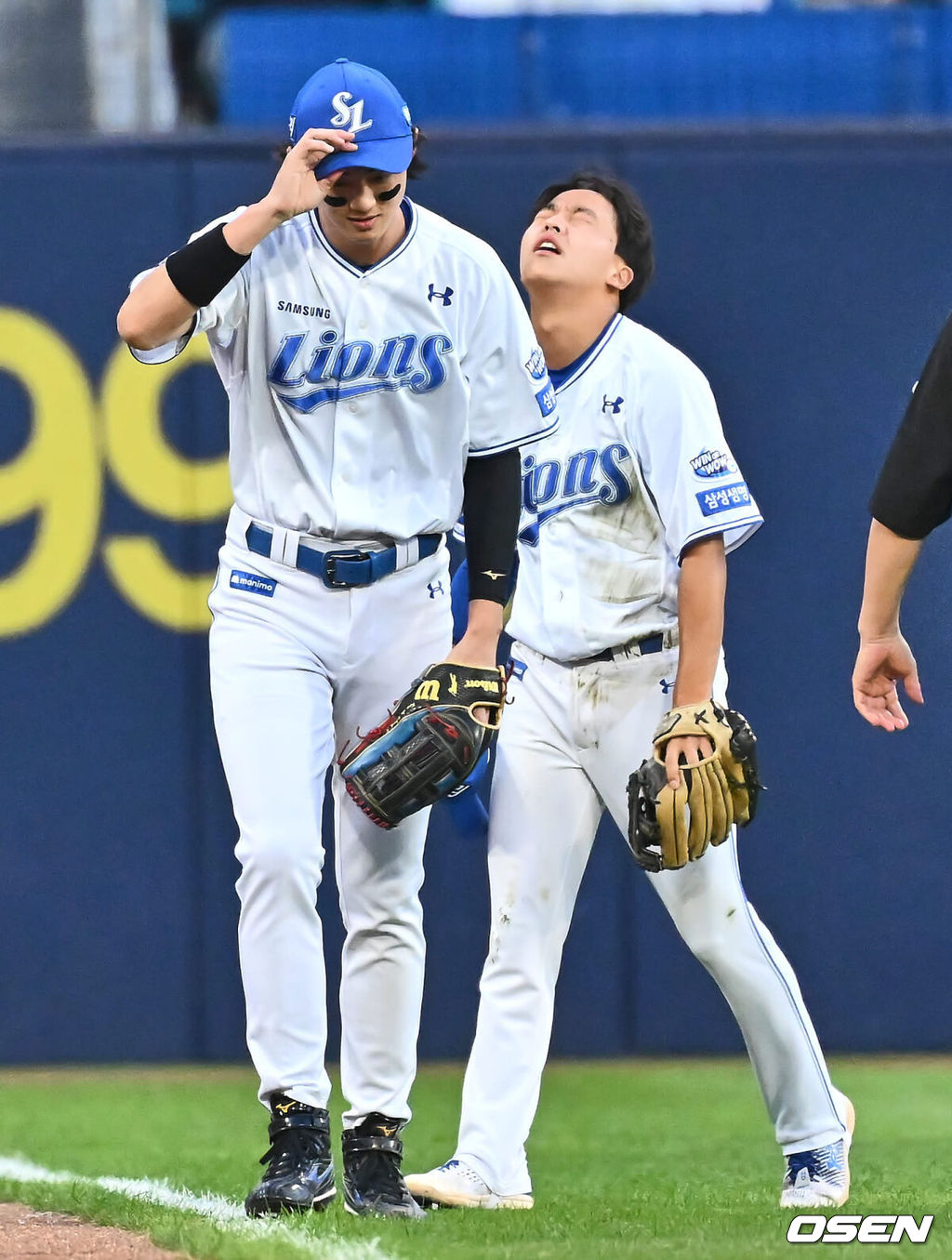 3일 대구삼성라이온즈파크에서 2024 신한 SOL 뱅크 KBO 리그 삼성 라이온즈와 롯데 자이언츠의 경기가 열렸다. 홈팀 삼성은 코너가 방문팀 롯데는 반즈가 선발 출전했다. 삼성 라이온즈 양도근이 1회초 2사 1루 롯데 자이언츠 레이예스의 타구를 몸을 날려 잡아내고 충격에 괴로워하고 있다. 2024.09.03 / foto0307@osen.co.kr