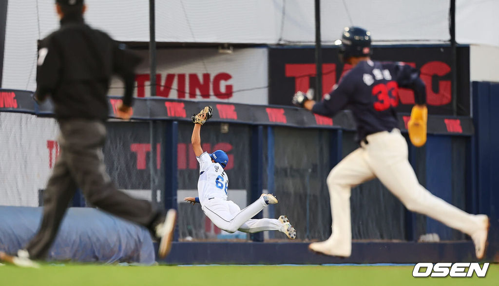 3일 대구삼성라이온즈파크에서 2024 신한 SOL 뱅크 KBO 리그 삼성 라이온즈와 롯데 자이언츠의 경기가 열렸다. 홈팀 삼성은 코너가 방문팀 롯데는 반즈가 선발 출전했다. 삼성 라이온즈 양도근이 1회초 2사 1루 롯데 자이언츠 레이예스의 타구를 몸을 날려 잡고 있다. 2024.09.03 / foto0307@osen.co.kr