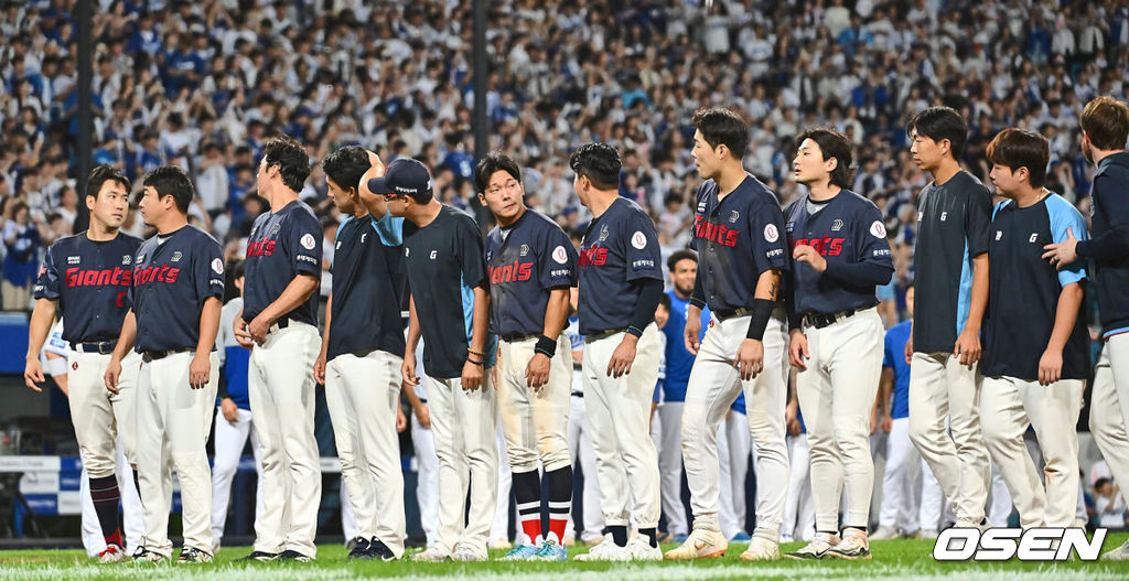 3일 대구삼성라이온즈파크에서 2024 신한 SOL 뱅크 KBO 리그 삼성 라이온즈와 롯데 자이언츠의 경기가 열렸다. 홈팀 삼성은 코너가 방문팀 롯데는 반즈가 선발 출전했다. 롯데 자이언츠 선수들이 삼성 라이온즈에 1-5로 패한 후 팬들에게 인사를 하고 있다. 2024.09.03 / foto0307@osen.co.kr