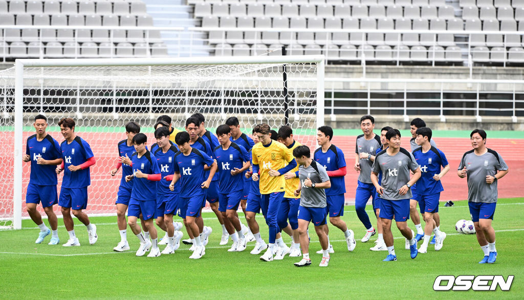 홍명보 감독이 이끄는 한국 축구대표팀이 2일 오후 고양종합운동장에서 2026 국제축구연맹(FIFA) 북중미 월드컵 3차 예선을 앞두고 훈련을 가졌다.한국은 9월 5일 오후 8시 서울월드컵경기장에서 팔레스타인과 1차전을 치른다. 이후 10일 오후 11시 오만 무스카트의 술탄 카부스 스포츠 콤플렉스에서 오만과 2차전 원정 경기를 펼친다. 대표팀 선수들이 러닝으로 몸을 풀고 있다. 2024.09.02 / jpnews@osen.co.kr